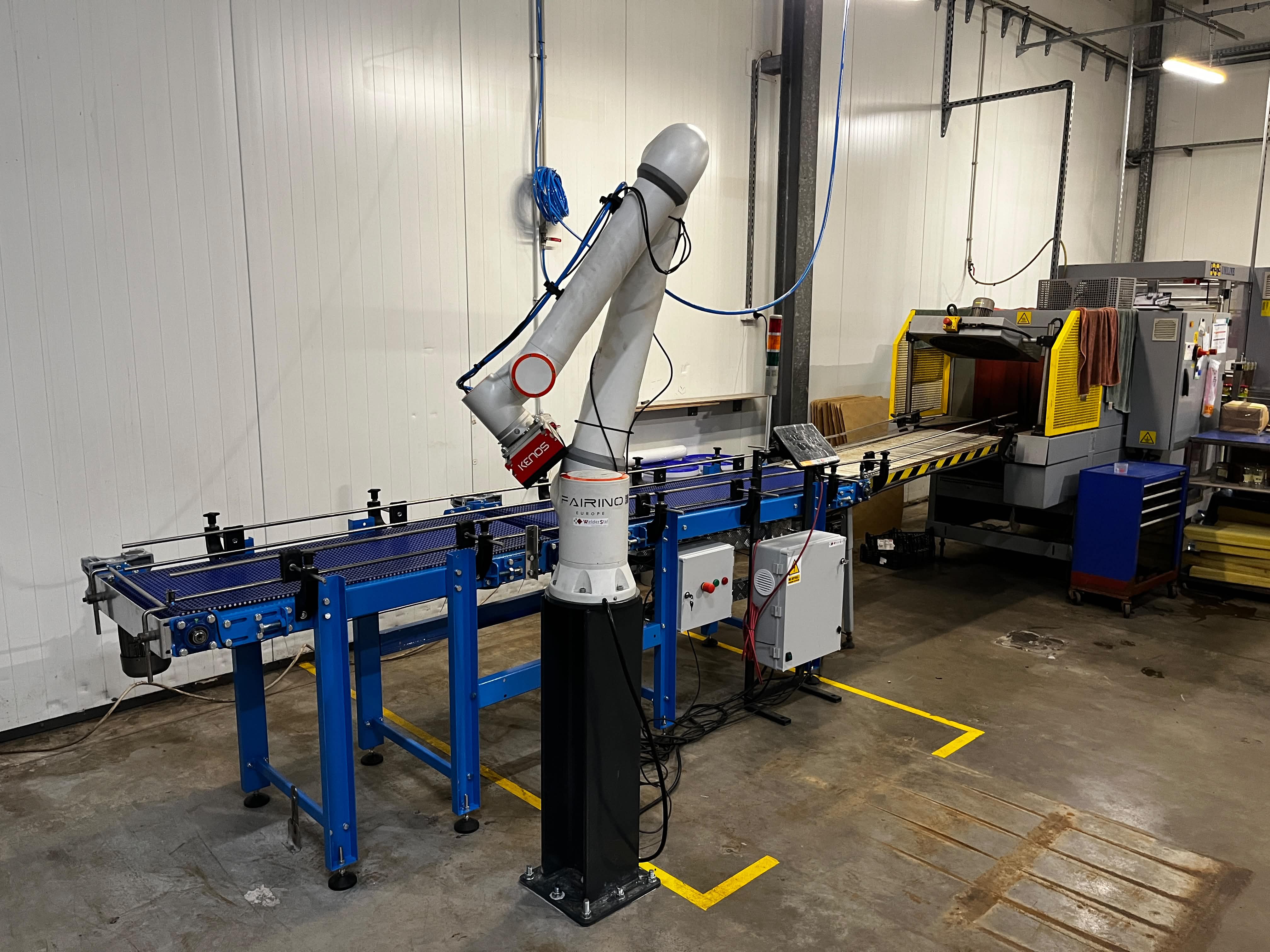 Cobot Fairino przy linii produkcyjnej w zestawie Welderstal WS