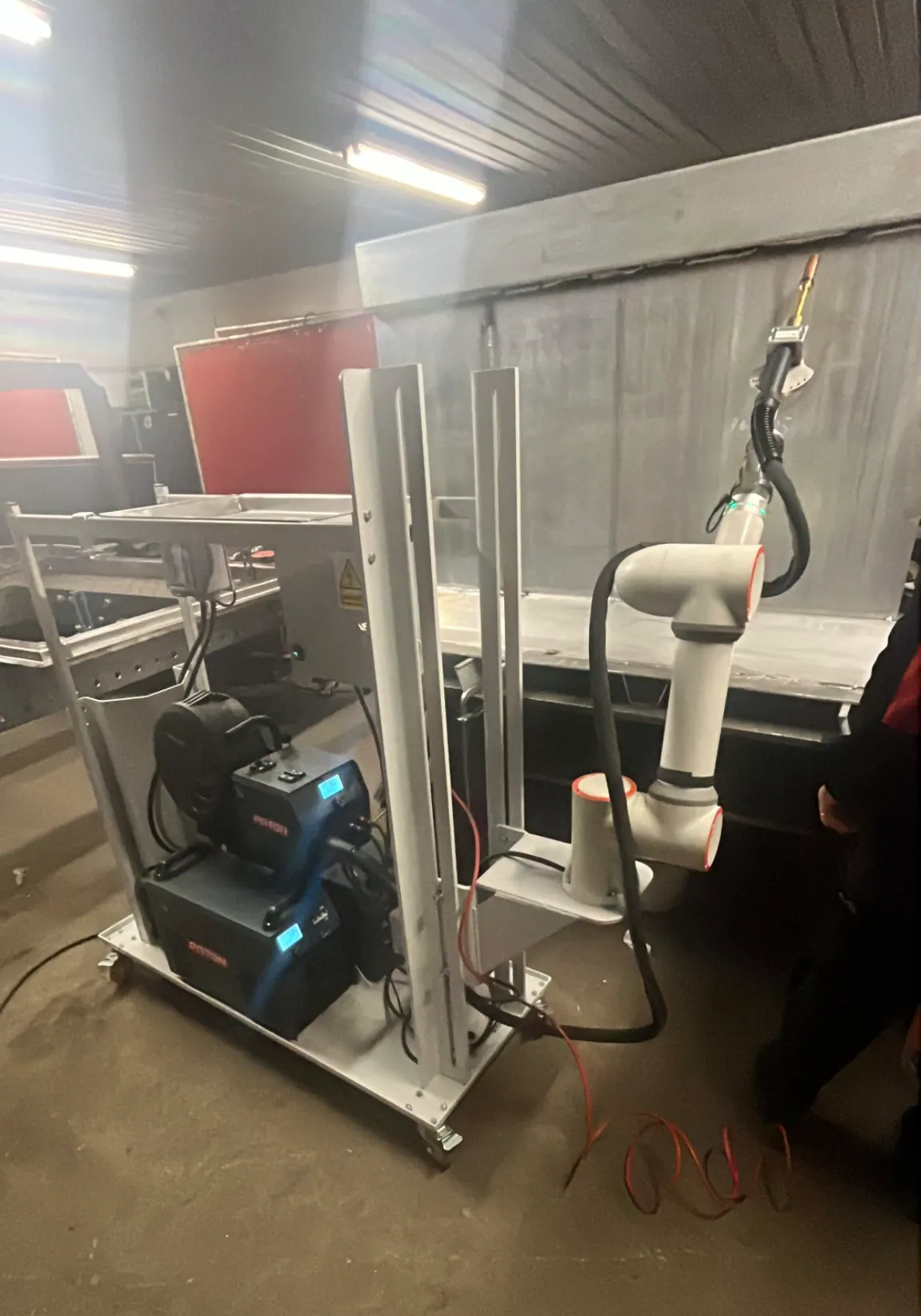 Cobot WS5-WML ustawiony przy stanowisku obok źródeł spawalniczych klienta